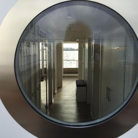 Schwimmendes Ferienhaus Antares One By Seeblick Ferien Oro, Rundum Wasser, Sauna 올페니츠 외부 사진