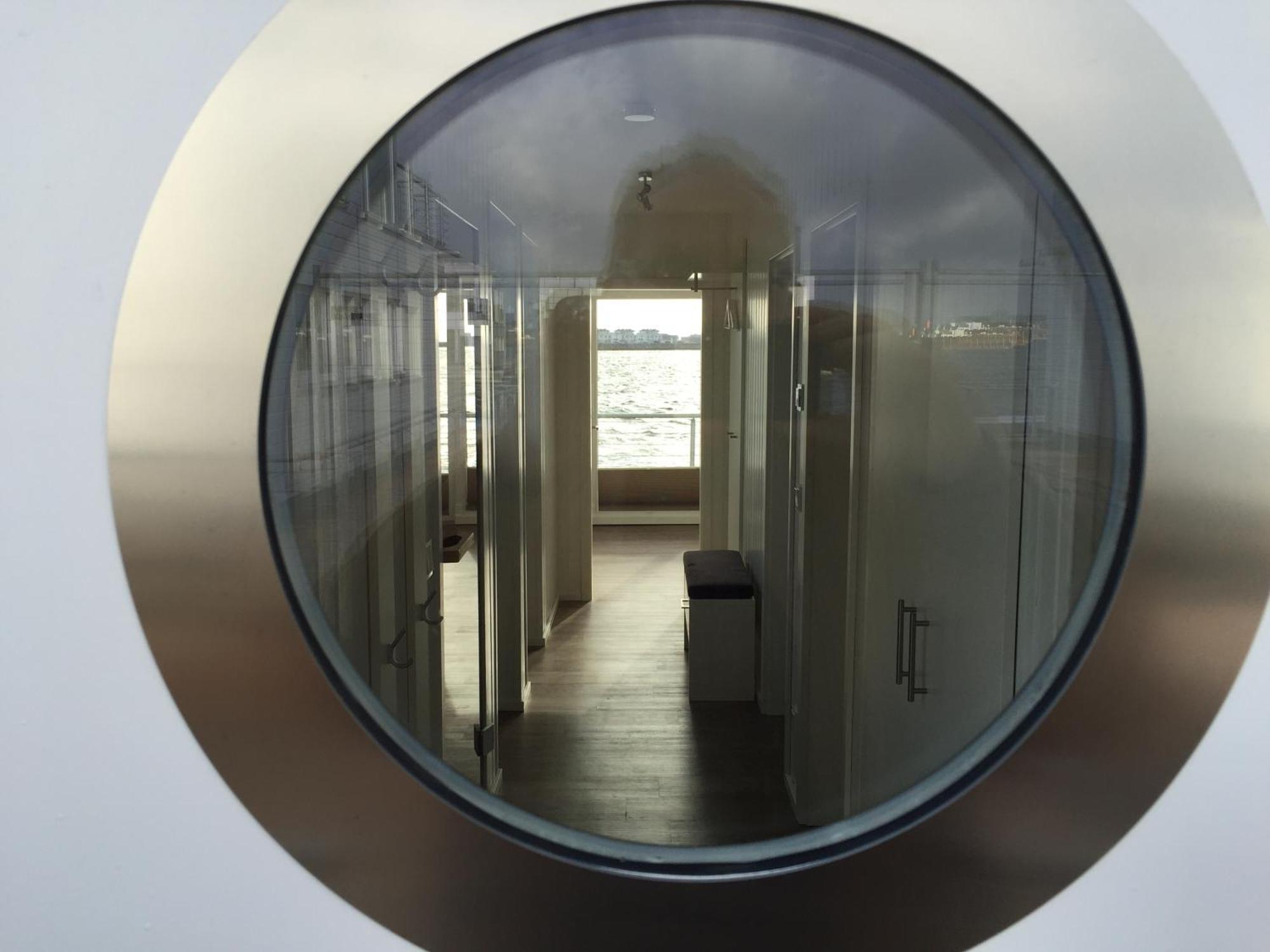 Schwimmendes Ferienhaus Antares One By Seeblick Ferien Oro, Rundum Wasser, Sauna 올페니츠 외부 사진