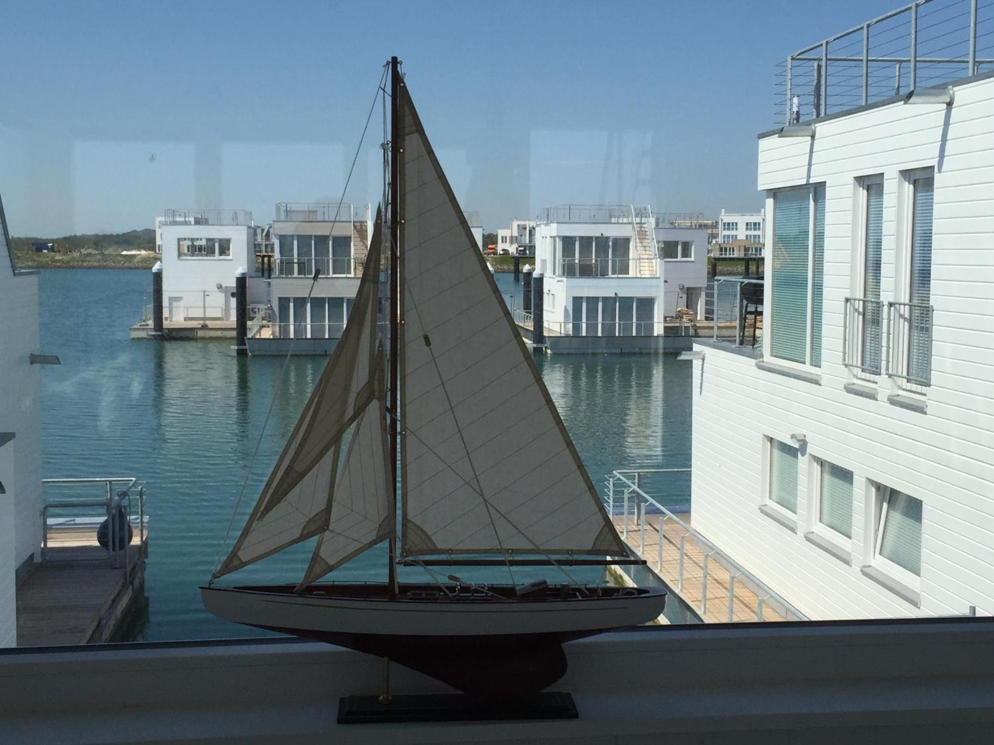 Schwimmendes Ferienhaus Antares One By Seeblick Ferien Oro, Rundum Wasser, Sauna 올페니츠 외부 사진