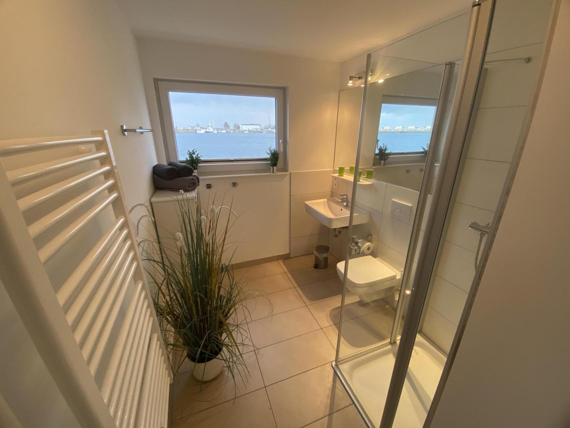 Schwimmendes Ferienhaus Antares One By Seeblick Ferien Oro, Rundum Wasser, Sauna 올페니츠 외부 사진